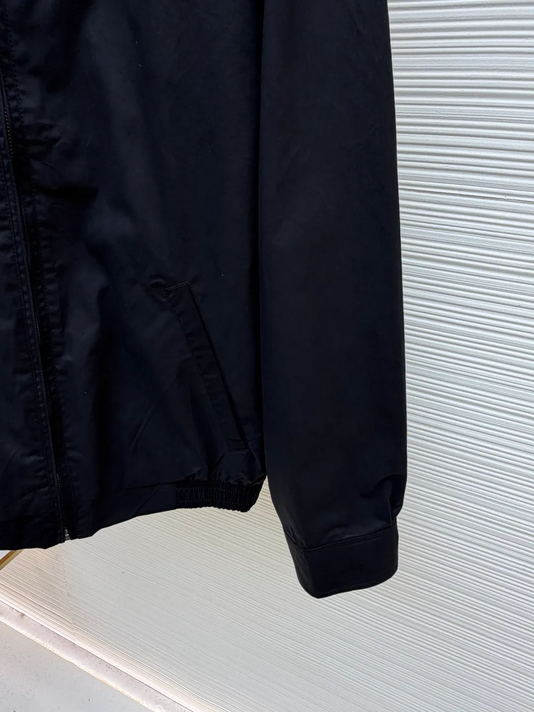 Ralph Lauren embroidered zipper jacket ●Original version: Purchased and developed for 2490 ●Item No.: 1681895-B20 ●Fabric: Cotton double-strand fine bias elegant fabric ●Technology: Embroidery production ●Color: Black ●Version: Fitted version ●Weight: about 625 grams ●Size: S-M-L-XL ●Description: Customized cotton double-strand fine bias elegant fabric, soft and silky, comfortable and close to the skin Using an extremely pure black tone as the background, a touch of light gold pony logo embroidery is embellished on the chest. It is even more dazzling due to the black background. Low-key and powerful. Subtle changes in gloss inject breathing and vitality into the black jacket. Outline a high-end silhouette with extreme simplicity. Show taste in silent places. Style understanding. Universal adaptability, using imported machine embroidery technology. Use advanced computer control system and sophisticated mechanical components to realize the iconic pony embroidery operation with high precision. The lines are smooth and delicate. The template machine opens the bag with a preset template to guide the position, shape and size of the bag. The accuracy ensures the quality of the bag opening effect. The infrared positioning cutting machine uses an infrared transmitter and an infrared receiver to achieve precise positioning of the material. The accuracy can reach the micron level to meet the effect of high-precision cutting of plaid alignment. The fabrics have been carefully washed and have a better hand feel and texture. They are not easy to deform, not easy to shrink, not easy to fade, and maintain long-term beauty. The overall wiring is straight and delicate, the fabric is comfortable and soft, and the color is consistent without color difference. It can be matched with the same style to create a fashionable look and control various occasions. Customized accessories, complete with three standards, same style for men and women!